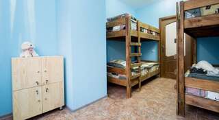 Гостиница Хостел Достоевский Иркутск Кровать в общем четырехместном номере для мужчин и женщин-3